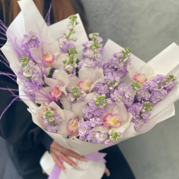 Букет из орхидей и маттиолы #138