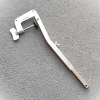 Струбцина крепления датчика эхолота на лодку ПВХ с НДНД (изогнутая)