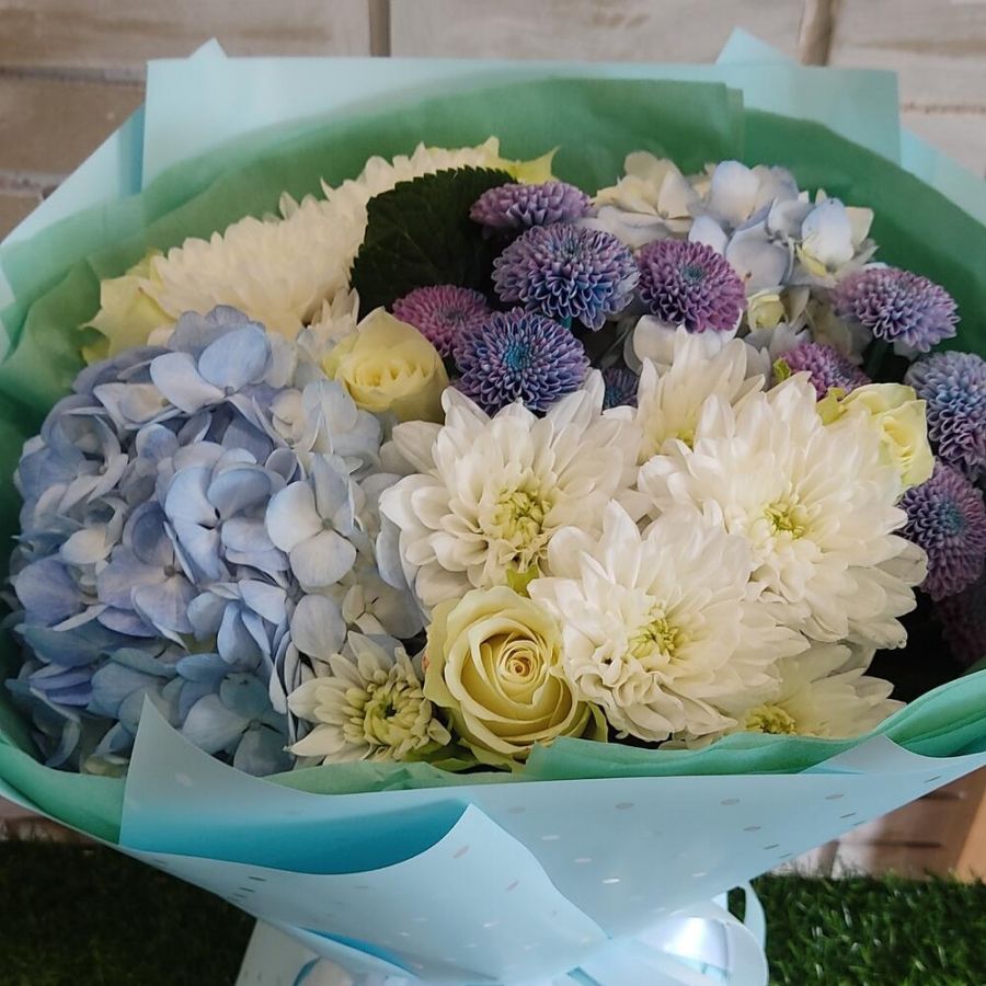 Букет с голубыми гортензиями