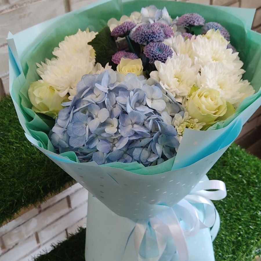 Букет с голубыми гортензиями
