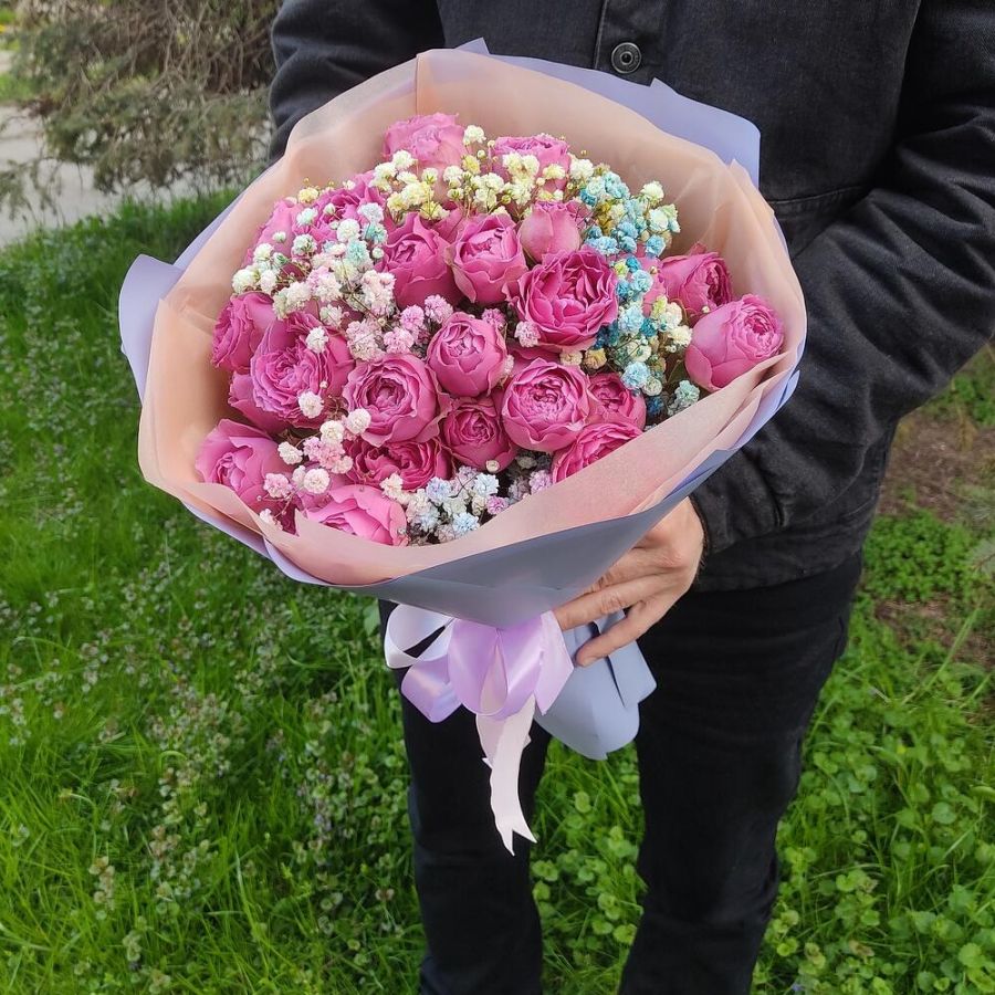 Букет пионовидные розы 9 с гипсофилой