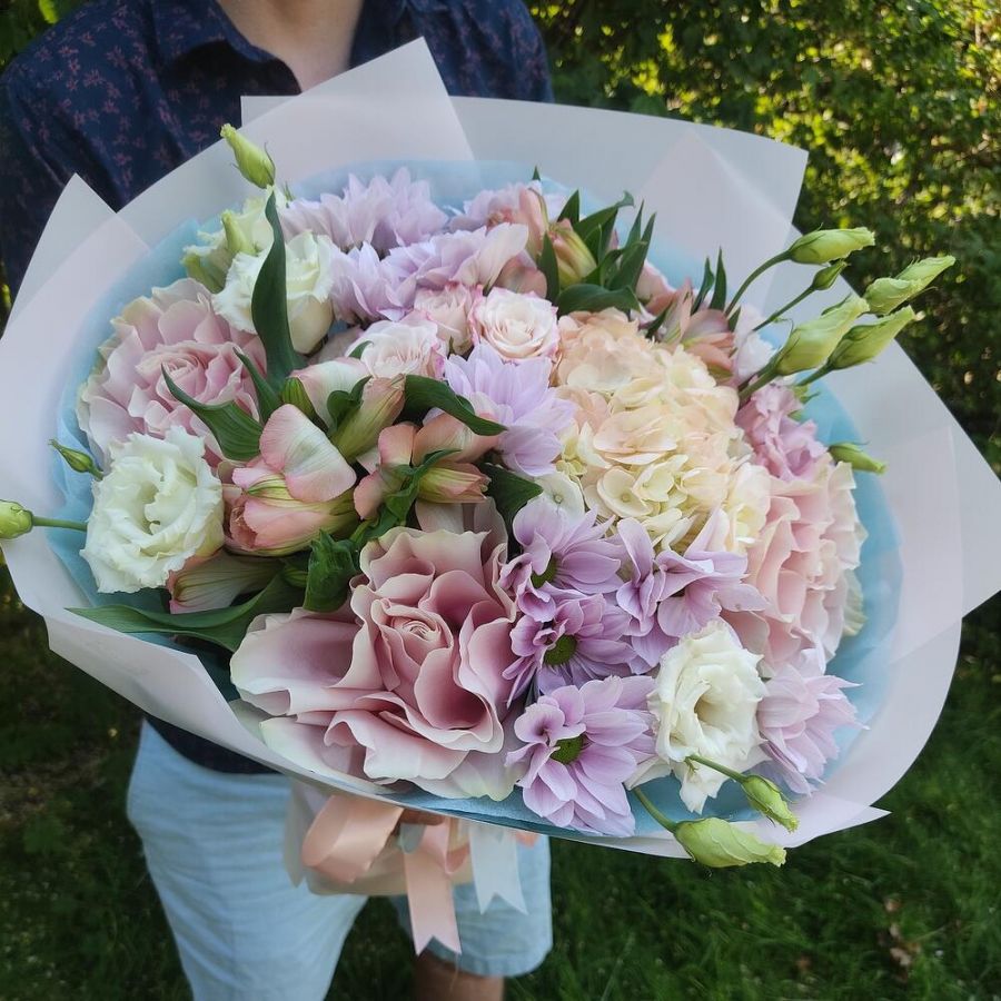 Букет с розовой гортензией и французскими розами