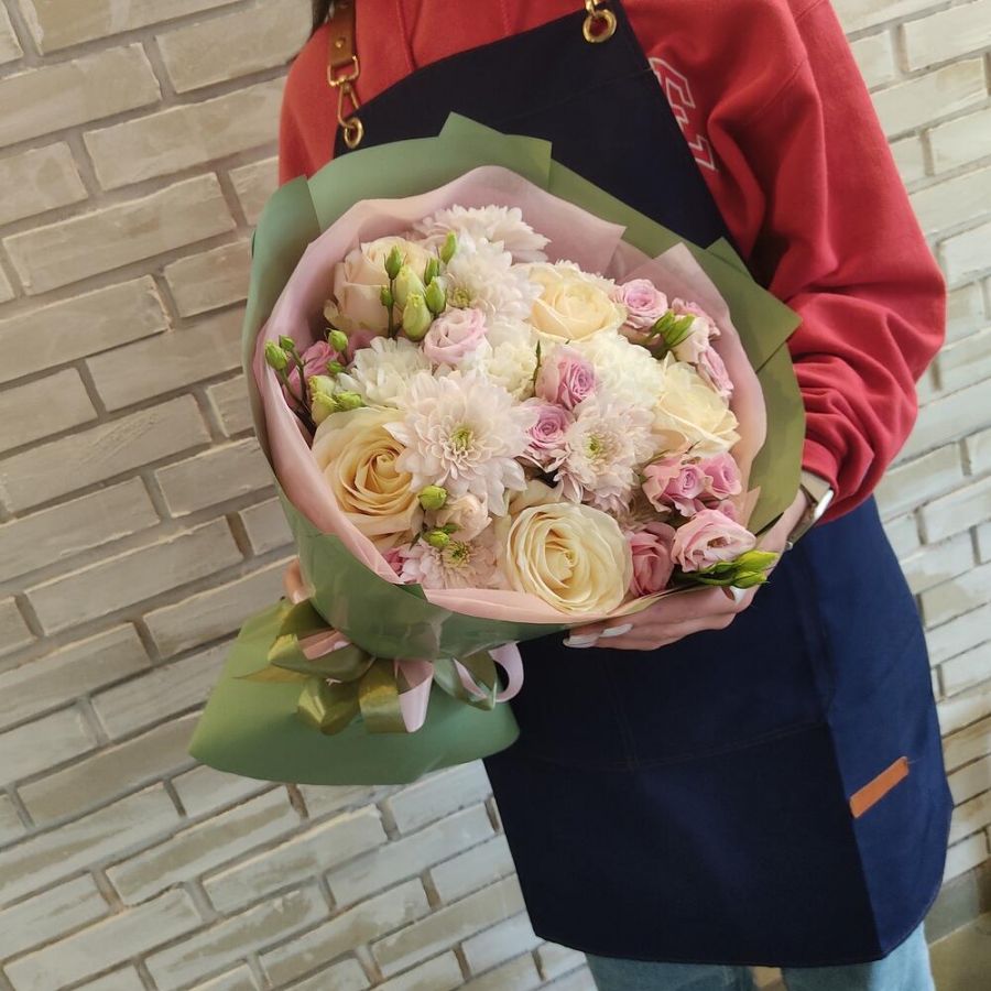 Букет с ароматными кремовыми розами Дорчестер, хризантемой и эустомой