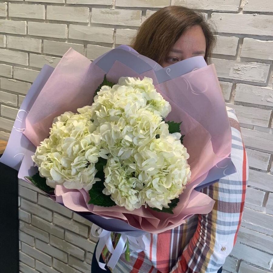 Букет белых гортензий