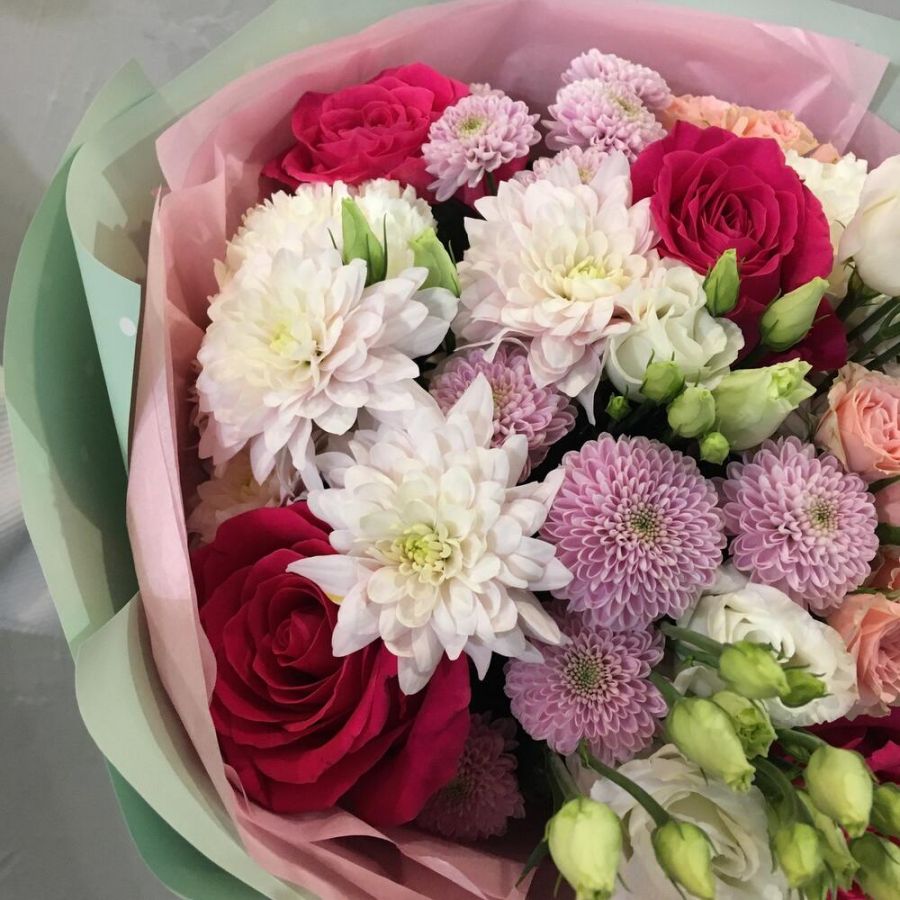 Букет микс с яркими розами