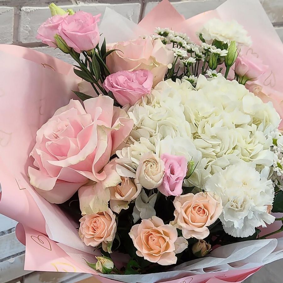 Букет с белой гортензией