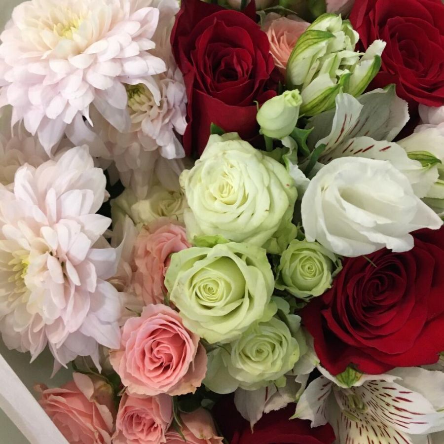 Букет с красными розами микс