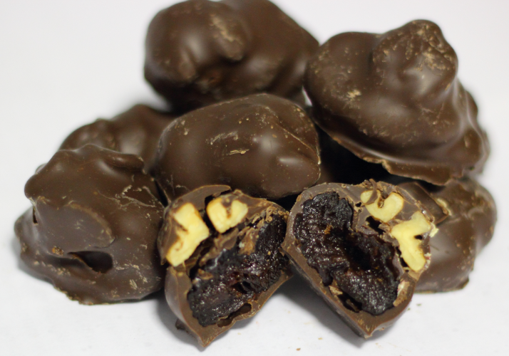 Чернослив с грецким орехом в темном шоколаде