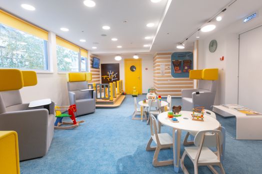 Стол растущий, штабелируемый "Эдди" с круглой столешницей на 4 места (Зелёный)