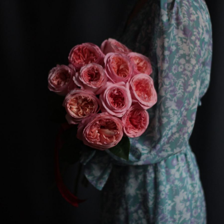 Розовая пионовидная роза от 11 шт