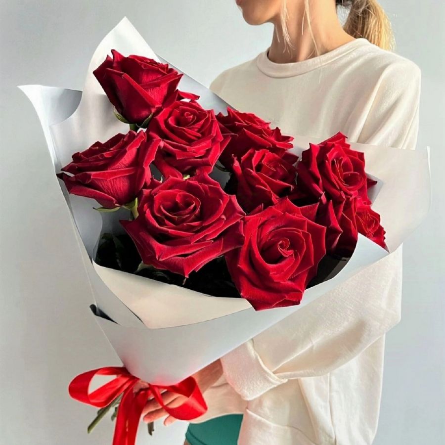Каскадный букет из 9 красных роз