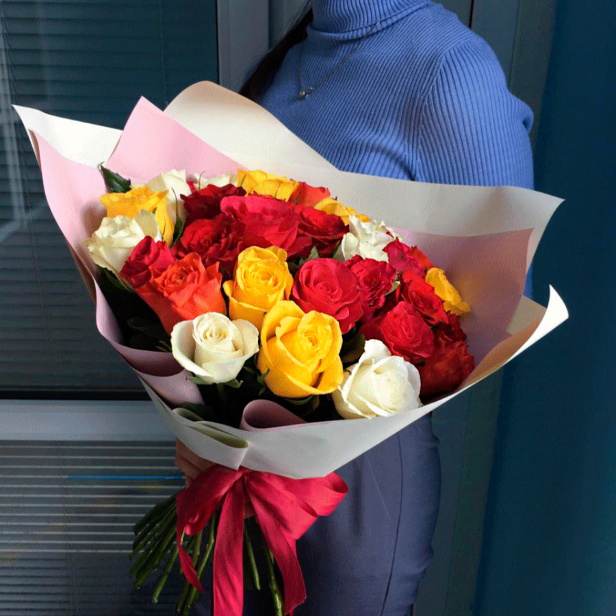 Букет из 35 разноцветных роз