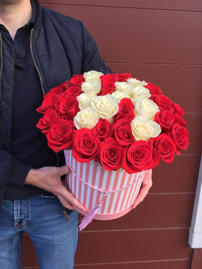 Розы в коробке с буквой