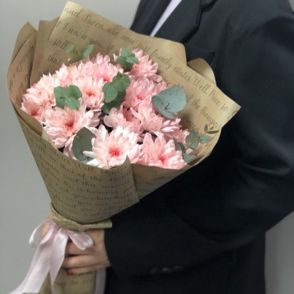 Букет из персиковых кустовых хризантем