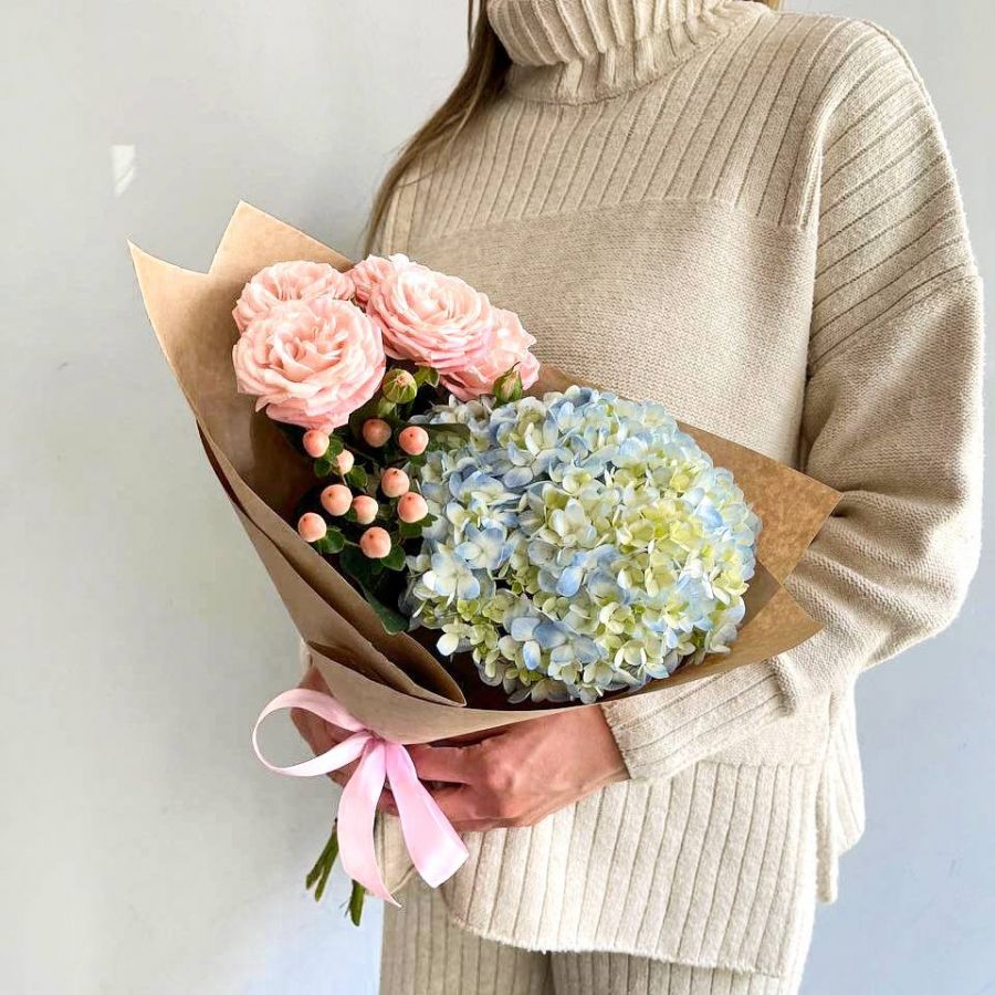 Букет из гортензии и кустовых роз