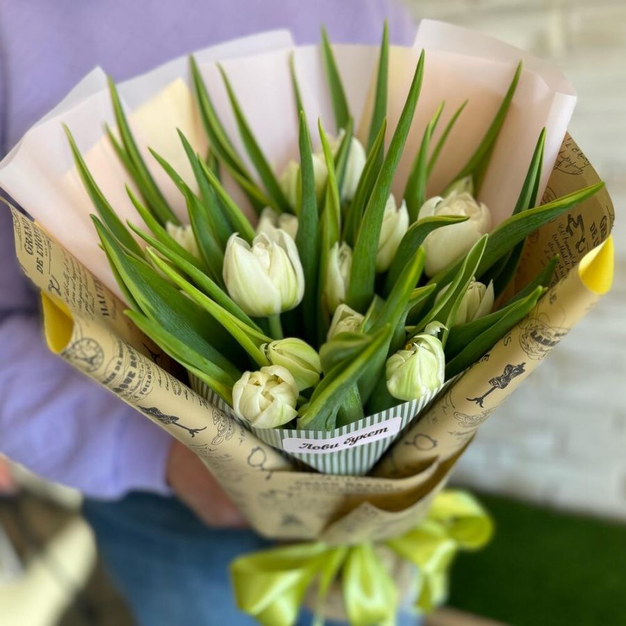 Белые пионовидные тюльпаны