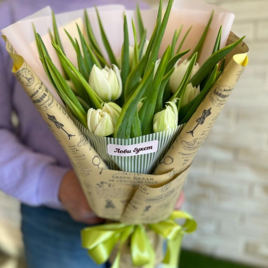 Белые пионовидные тюльпаны