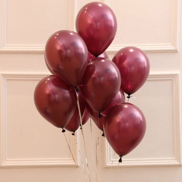 Набор из бордовых шаров
