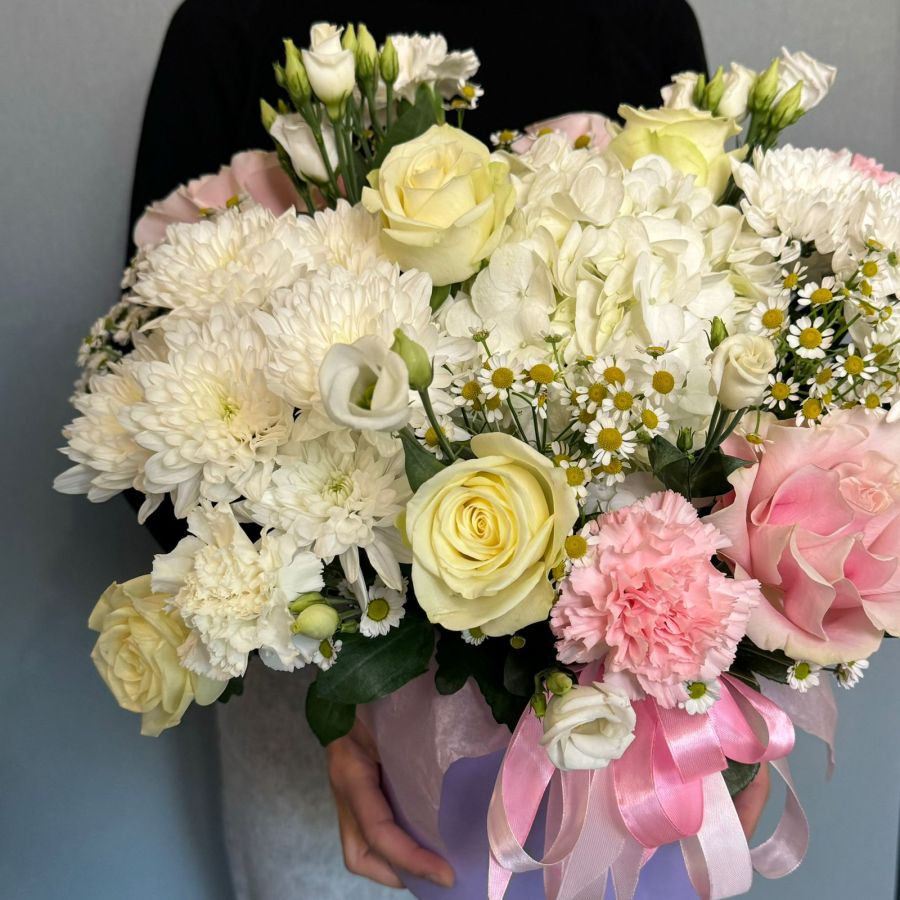 Коробка большая с гортензией и розами