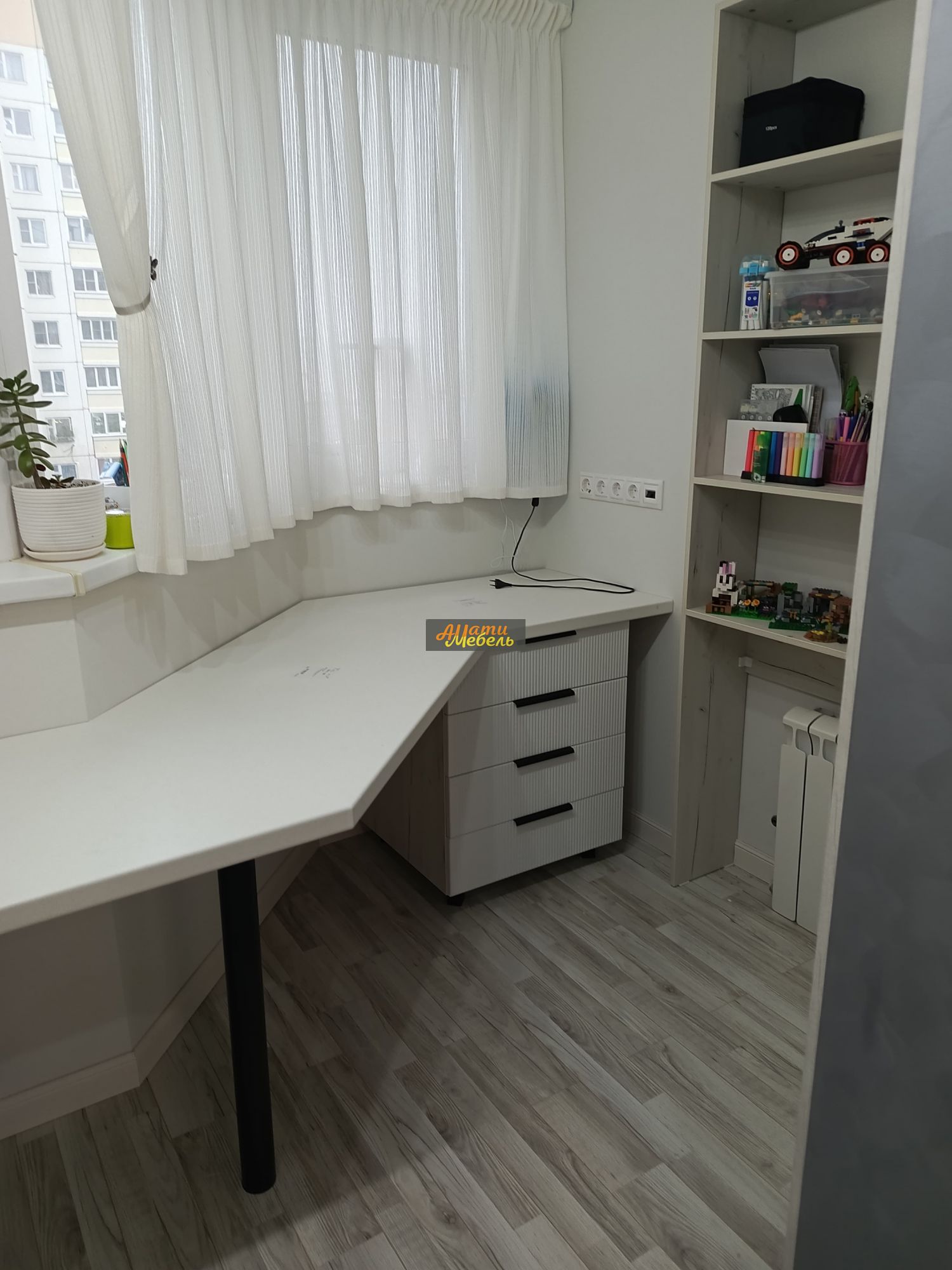 стол под окно в детскую комнату за 0 ₽