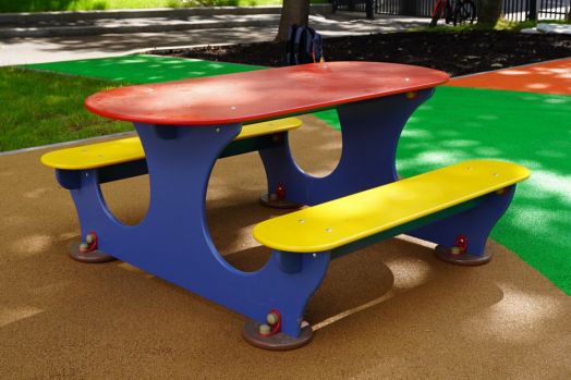 Столик для детской площадки "Овальный"