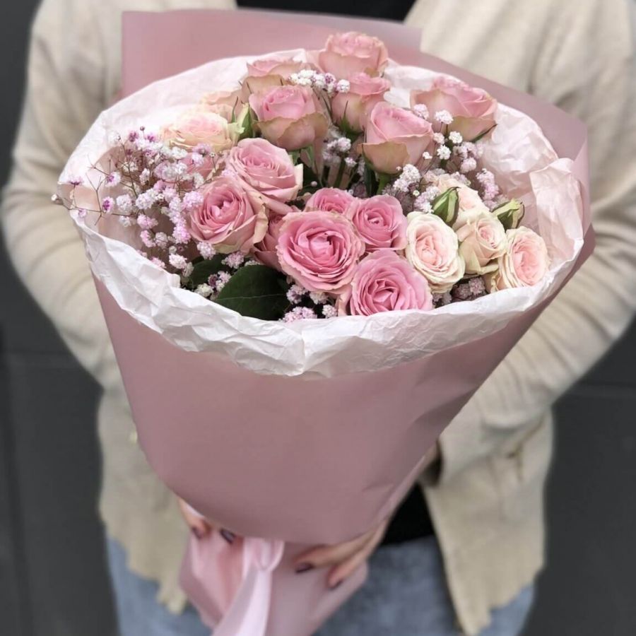 Букет из 5 кустовых роз и гипсофилы