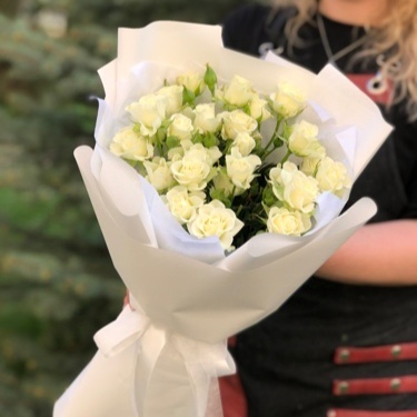 Букет из белых кустовых роз