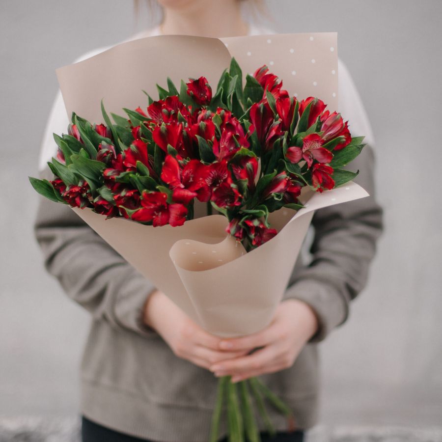 Красные альстромерии