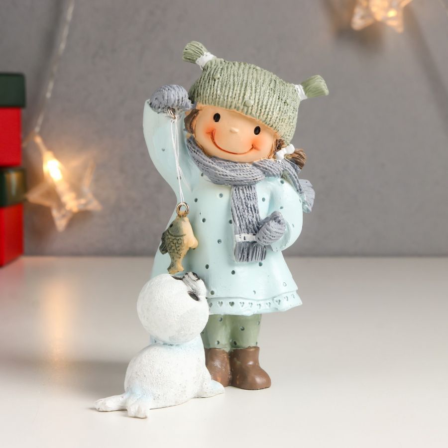 Сувенир полистоун "Малышка кормит рыбкой морского котика"