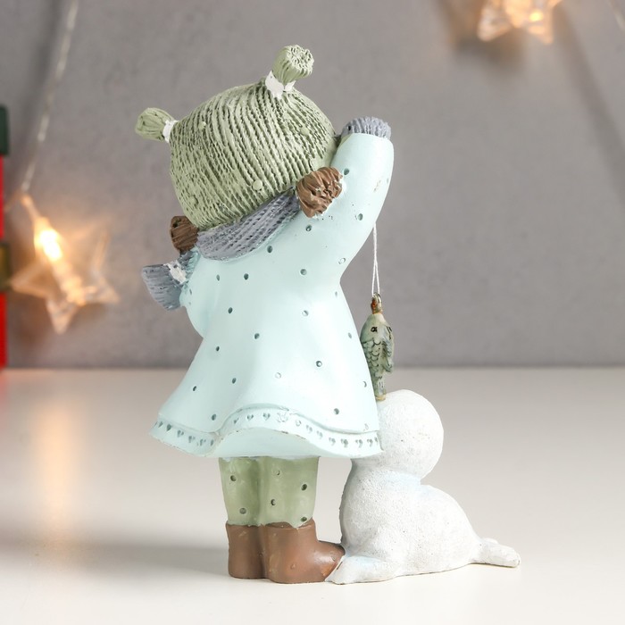 Сувенир полистоун "Малышка кормит рыбкой морского котика"