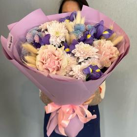 Букет розовый с ирисами