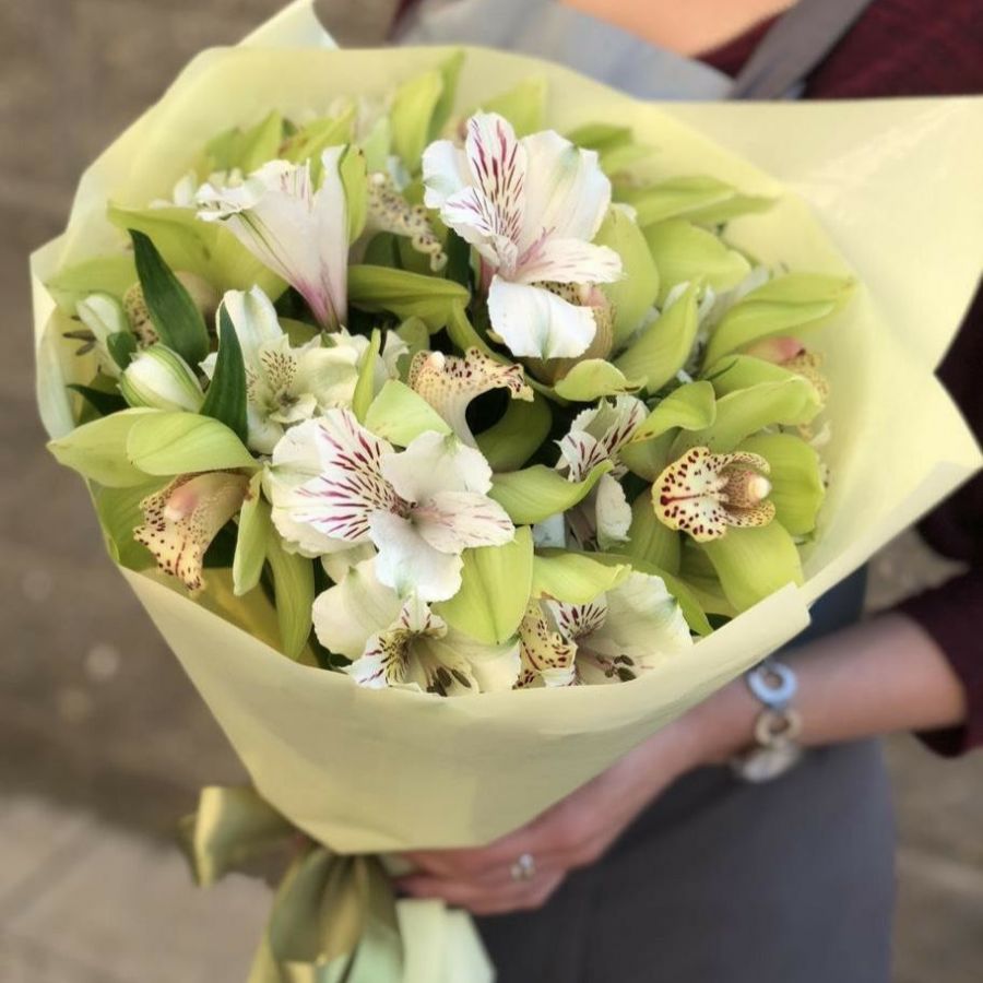 Орхидеи с альстромериями