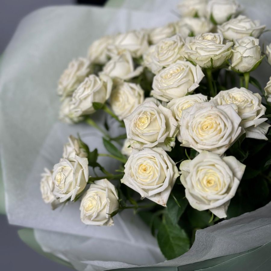 Букет белых кустовых роз