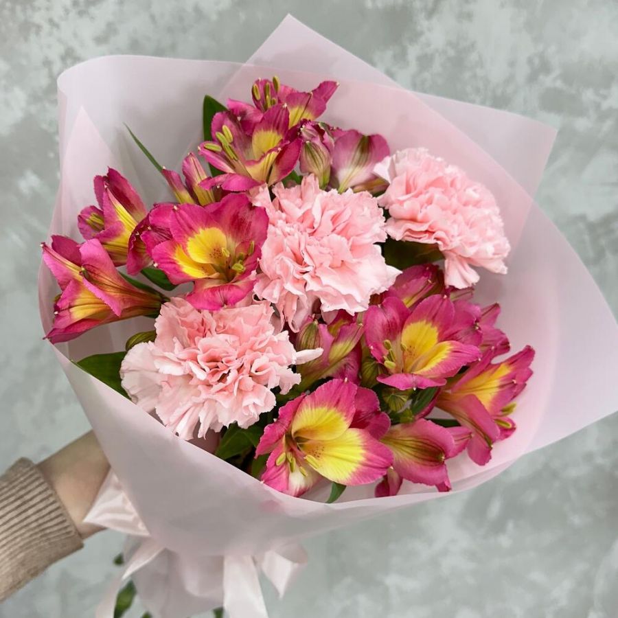 Сборный букет с альстромерий и диантусами
