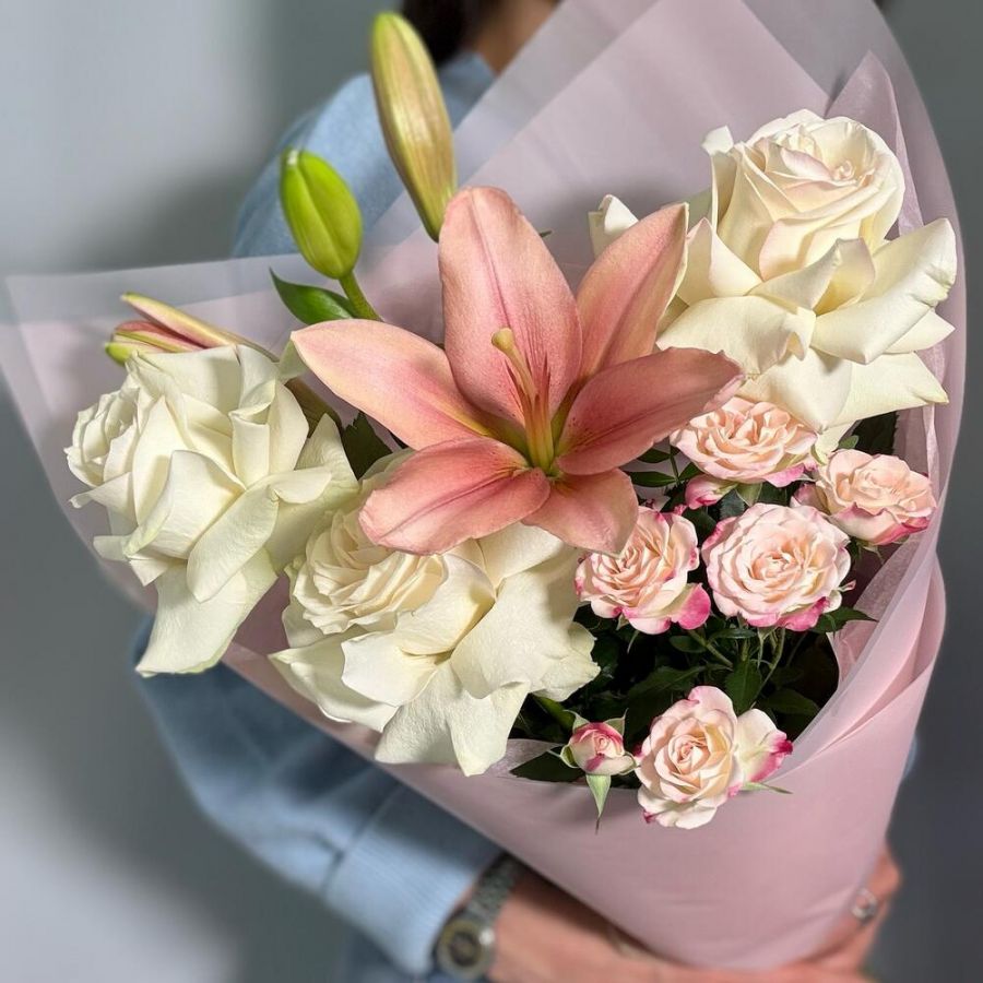 Букет с французскими розами , лилией , кустовой розой и веточками фисташки