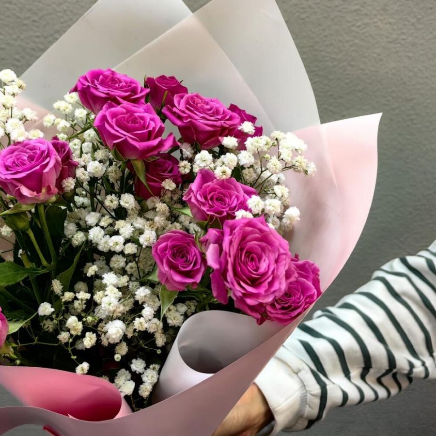 Букет из кустовой розы с гипсофилой