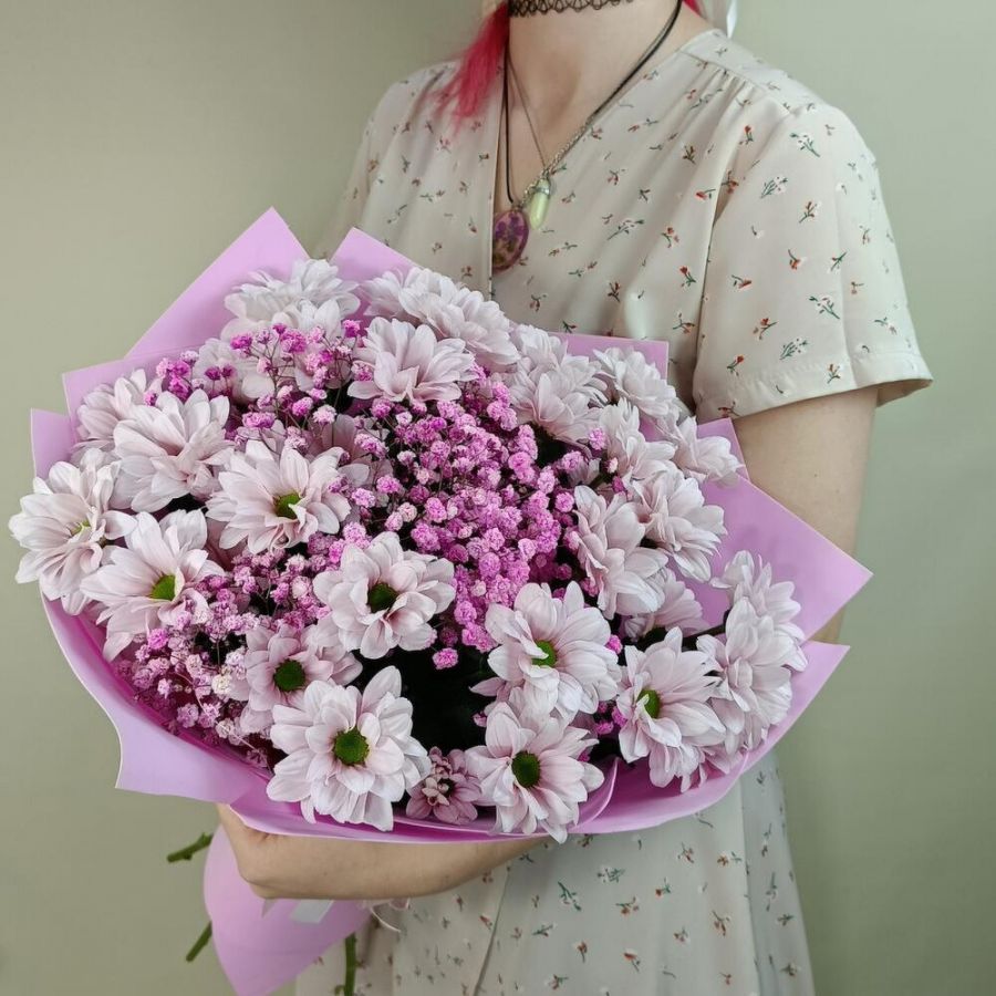 Букет из 5 розовых кустовых хризантем и гипосфилы