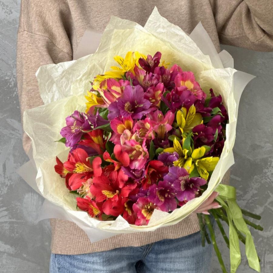 Яркий букет из стойких альстромерий