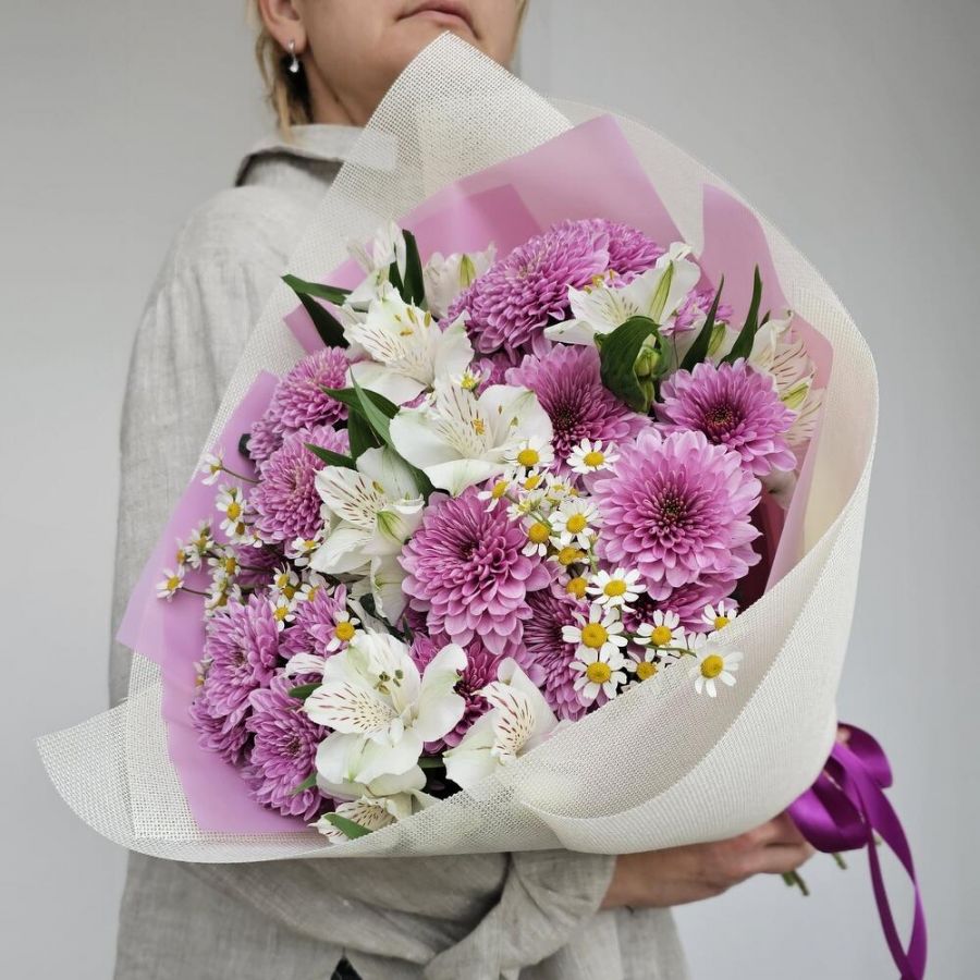 Букет из кустовых хризантем сорта Фабиенн, альстромерии и кустовых ромашек