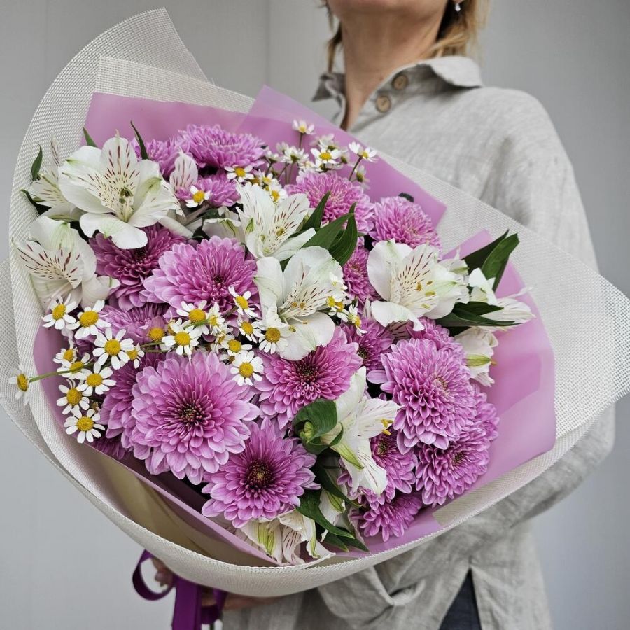 Букет из кустовых хризантем сорта Фабиенн, альстромерии и кустовых ромашек