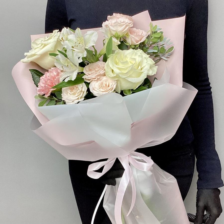 Букет с розами, альстромерией, гвоздикой «Комплимент в розовом»