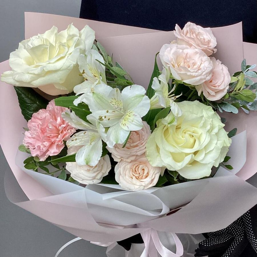 Букет с розами, альстромерией, гвоздикой «Комплимент в розовом»