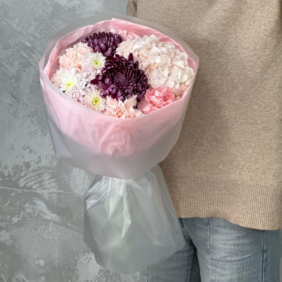 Нежный букет с гортензией и фиолетовой хризантемой Бигуди