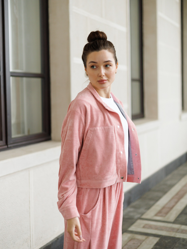 Бомбер из вельвета розовый