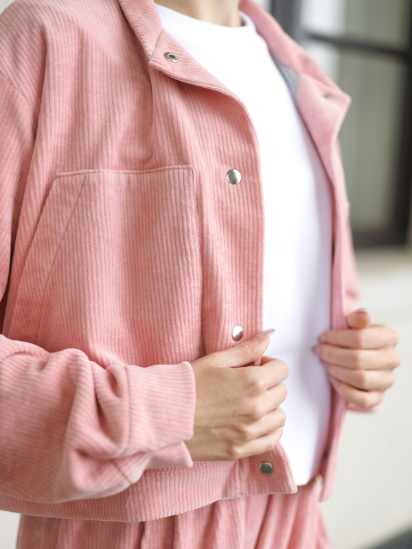 Бомбер из вельвета розовый