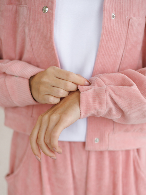 Бомбер из вельвета розовый