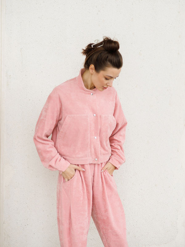 Бомбер из вельвета розовый