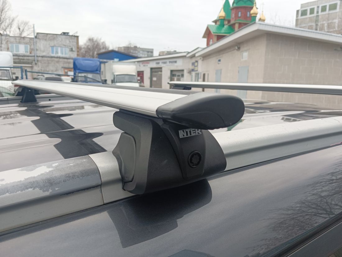 Багажник INTER TITAN i-pro универсальный на низкие (интегрированные) рейлинги с дугами КРЫЛО (82 мм)